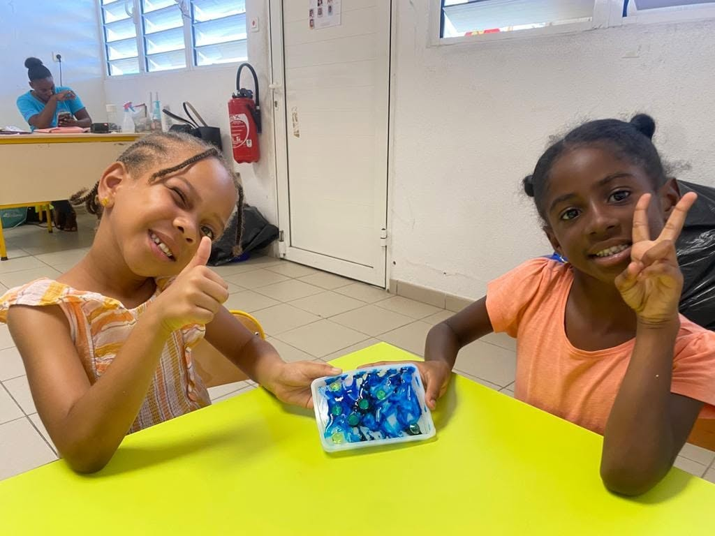 Deux enfants souriants en atelier