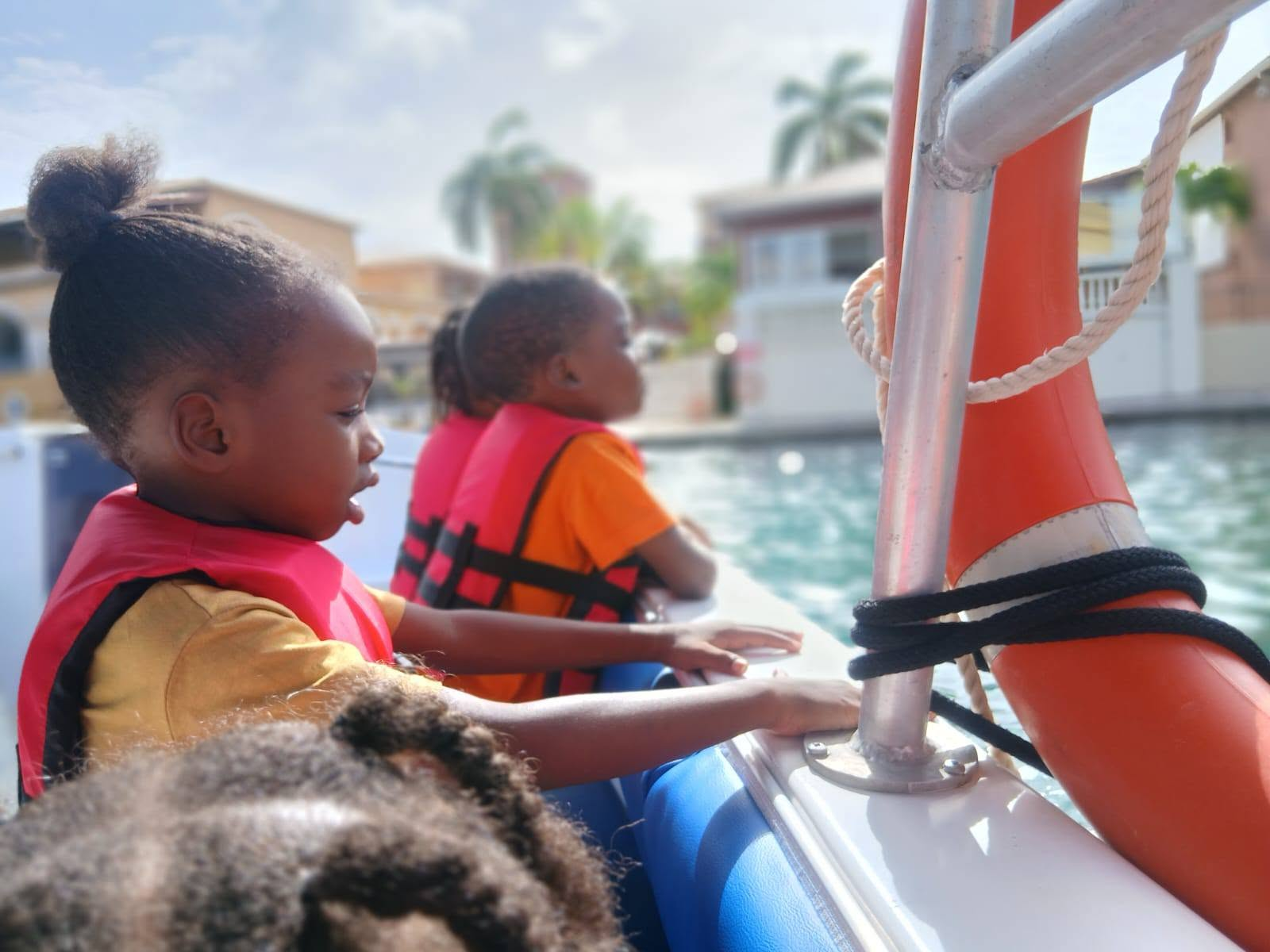 Enfants en bateau à Sandy Ground