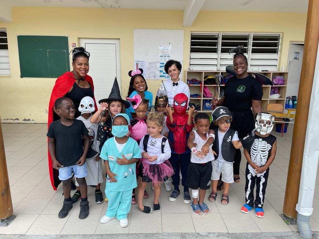 Enfants et animatrices déguisés pour Halloween
